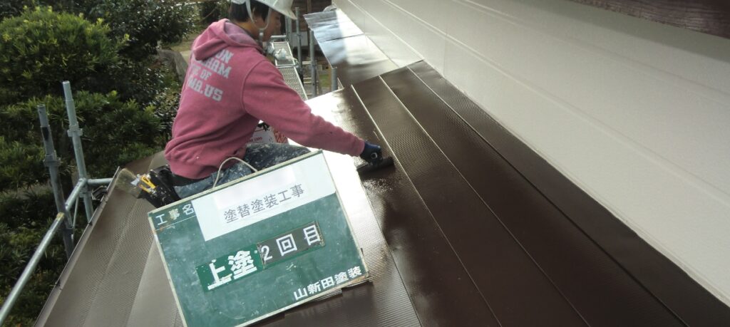 下地の状態や環境を考慮しながら、下塗り・中塗り・上塗りの3回塗りに外壁コーティング(クリア保護剤)の最大4回塗りで強い塗膜を作ります。壁や屋根を汚れや劣化から長期間守ります。