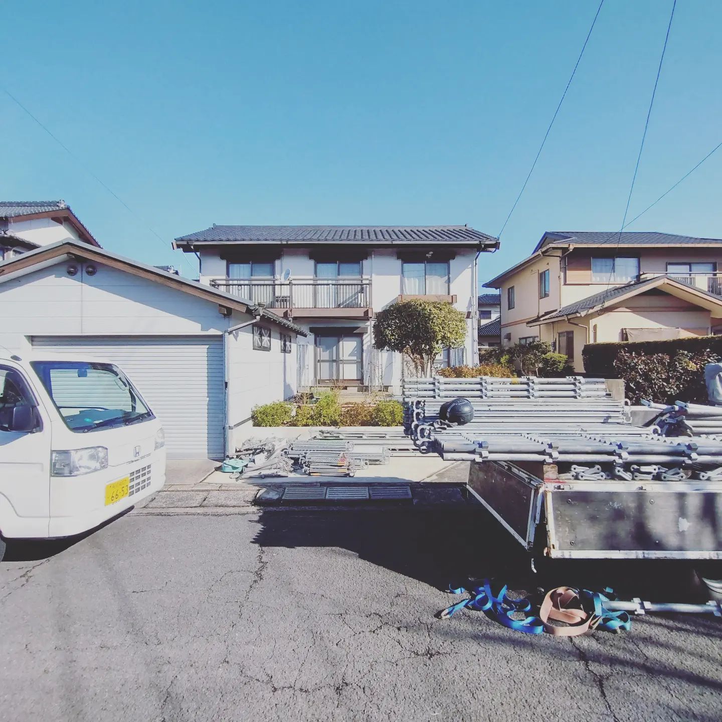 今日から新しい現場をお世話になります諫早市多良見町の方ですフッ素プランでのご依頼をいただきましたどんな風にきれいになるか楽しみですね外壁・屋根の事でお困りの事がございましたら、やまにた塗装にご相談ください！ホームページはプロフィールからご覧いただくか、やまにた塗装で検索🌍@yamanitatosouDMでも見積り依頼は可能です#やまにた塗装 #山新田塗装#長崎県の塗装業者#外壁塗装#屋根塗装#断熱塗装#断熱効果#遮熱効果#窓ガラスコーティング#結露防止#鉄骨塗装#足場工事#外壁洗浄#高圧洗浄#諫早市の塗装業者#コーキング工事#抽選#塗装業イベント
