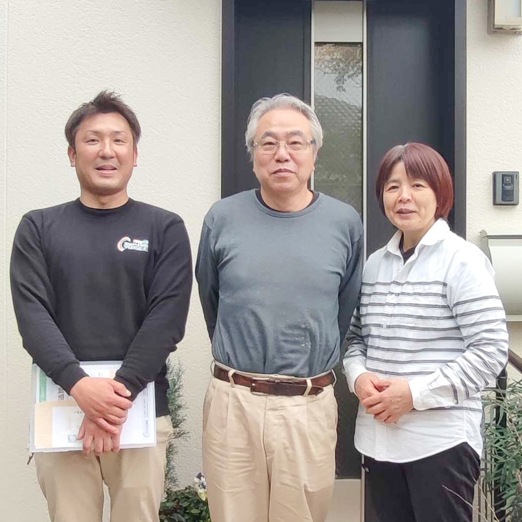 長崎市 施工事例・インタビュー Y様邸本日は新春企画の半額キャンペーンのお客様の施工が完了しましたので、撮影とインタビューをさせていただきました!3社にお見積りされており、お見積もりの際の丁寧な説明と対応による安心感が決めてとおっしゃって頂きました。仕上がりも満足いただき、こころよくインタビューや撮影にもご協力いただけて本当にやりがいを感じました。やまにた塗装があるのは、お客様あってのことなので、これからもお客様に感謝しプロとして高品質で低価格な外壁・屋根塗装をご提供してまいります。キャンペーンも半額はやりすぎじゃないか?って言われましたが大変喜んでいただき、今後も皆様にお得な企画やキャンペーンなど色々考えて行きたいと思います!#外壁塗装キャンペーン #施工事例 #工事進捗 #お客様の声======================================外壁・屋根の事でお困りの事がございましたら、やまにた塗装にご相談ください!ホームページはプロフィールからご覧いただくか、やまにた塗装で検索🌍@yamanitatosouDMでも見積り依頼は可能です#やまにた塗装 #山新田塗装 #外壁塗装 #外壁塗装工事 #外壁リフォーム #外装塗装 #外装リフォーム #塗装工事 #塗装見積もり #塗装職人 #塗装会社 #建築塗装 #屋根塗装 #断熱塗装 #防水塗装 #住宅塗装 #外壁塗り替え #外壁塗料 #外壁メンテナンス #外壁診断 #外壁塗装の前後 #外壁塗装のおすすめ #リフォーム #住宅リフォーム #新築戸建て #断熱性能