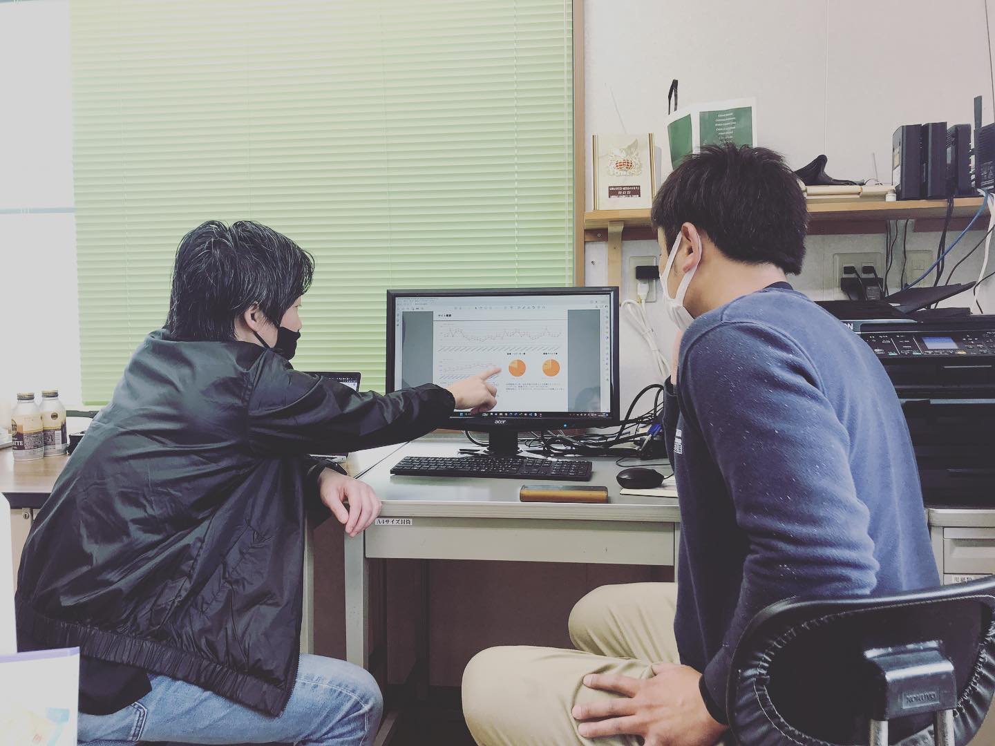 、おはようございます朝は冷えますが昼間は過ごしやすくなりましたね先日、PROCSさんと打ち合わせを行いました🖥次に力を入れていく所、改善点などを話し合い意見を出し合ってます今年行いました新春企画12月頃また新たなキャンペーンを考え中です塗り替え予定の方やご興味がある方はぜひお楽しみに〜🤗不定期ですが、ストーリーで塗装に関する質問などを受け付けておりますちょっとした疑問でもなんでも大丈夫です♀️現場に出ている社長、職人がお答えしますのでお気軽にご質問ください今後はお客様の意見を取り入れるためのアンケートなどもやっていこうと思いますお楽しみに🤗外壁・屋根の事でお困りの事がございましたら、やまにた塗装にご相談ください!ホームページはプロフィールからご覧いただくか、やまにた塗装で検索🌍@yamanitatosou#やまにた塗装 #山新田塗装#長崎県の塗装業者#外壁塗装#屋根塗装#断熱塗装#断熱効果#遮熱効果#窓ガラスコーティング#結露防止#鉄骨塗装#足場工事#外壁洗浄#高圧洗浄#質問受け付けます#打ち合わせ風景#真剣です#勉強になります#キャンペーン考え中
