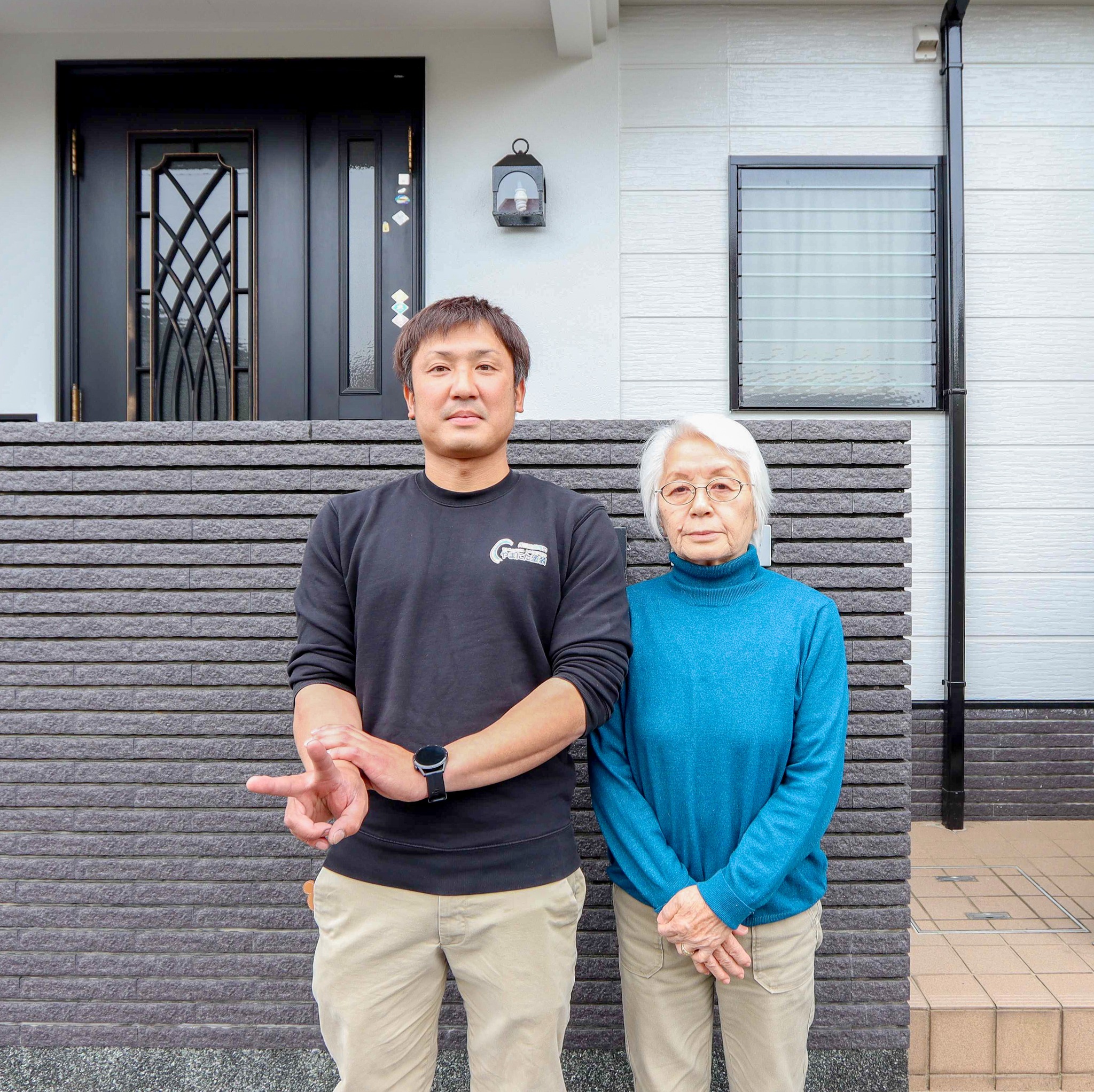 長崎市 施工事例・インタビュー K様邸先日3年点検を行なったお客様に撮影とインタビューをさせていただきました!快く引き受けてくださり大変感謝しております。1度目の塗装から20年経って、2回目の外壁塗装にてやまにた塗装にご依頼いただきました。3年経った今でもお家の事でお困りの際は、やまにた塗装にご相談してくれ、頼ってくれて大変嬉しく思います♪たまにお菓子など持ってきてくれます♪インタビュー詳細はHPに掲載しております。https://work-79.new-work.procs-tools.biz/wppr/voice/5543/やまにた塗装では、1年・3年・5年・7年と定期点検を実施しておりますのでお客様と定期的に接する事でお客様との信頼関係と長いお付き合いをさせていただいております。外壁塗装以外の事でもお家の事でお困りの際は是非、やまにた塗装へご相談ください♪#外壁塗装キャンペーン #施工事例 #工事進捗 #お客様の声======================================外壁・屋根の事でお困りの事がございましたら、やまにた塗装にご相談ください!ホームページはプロフィールからご覧いただくか、やまにた塗装で検索🌍@yamanitatosouDMでも見積り依頼は可能です#やまにた塗装 #山新田塗装 #外壁塗装 #外壁塗装工事 #外壁リフォーム #外装塗装 #外装リフォーム #塗装工事 #塗装見積もり #塗装職人 #塗装会社 #建築塗装 #屋根塗装 #断熱塗装 #防水塗装 #住宅塗装 #外壁塗り替え #外壁塗料 #外壁メンテナンス #外壁診断 #外壁塗装の前後 #外壁塗装のおすすめ #リフォーム #住宅リフォーム #新築戸建て #断熱性能